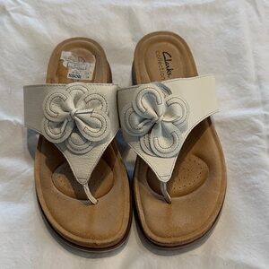 Clarks White Leather Floral Thong Sandals